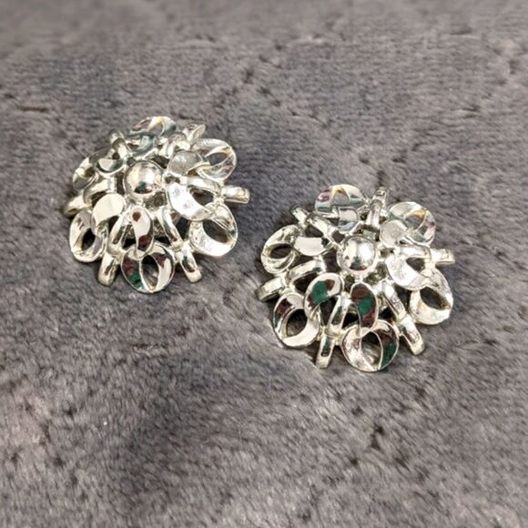 Vintage 80's Rhodium Plated Floral Motif Domed Clip Earrings - Picture 2 of 11